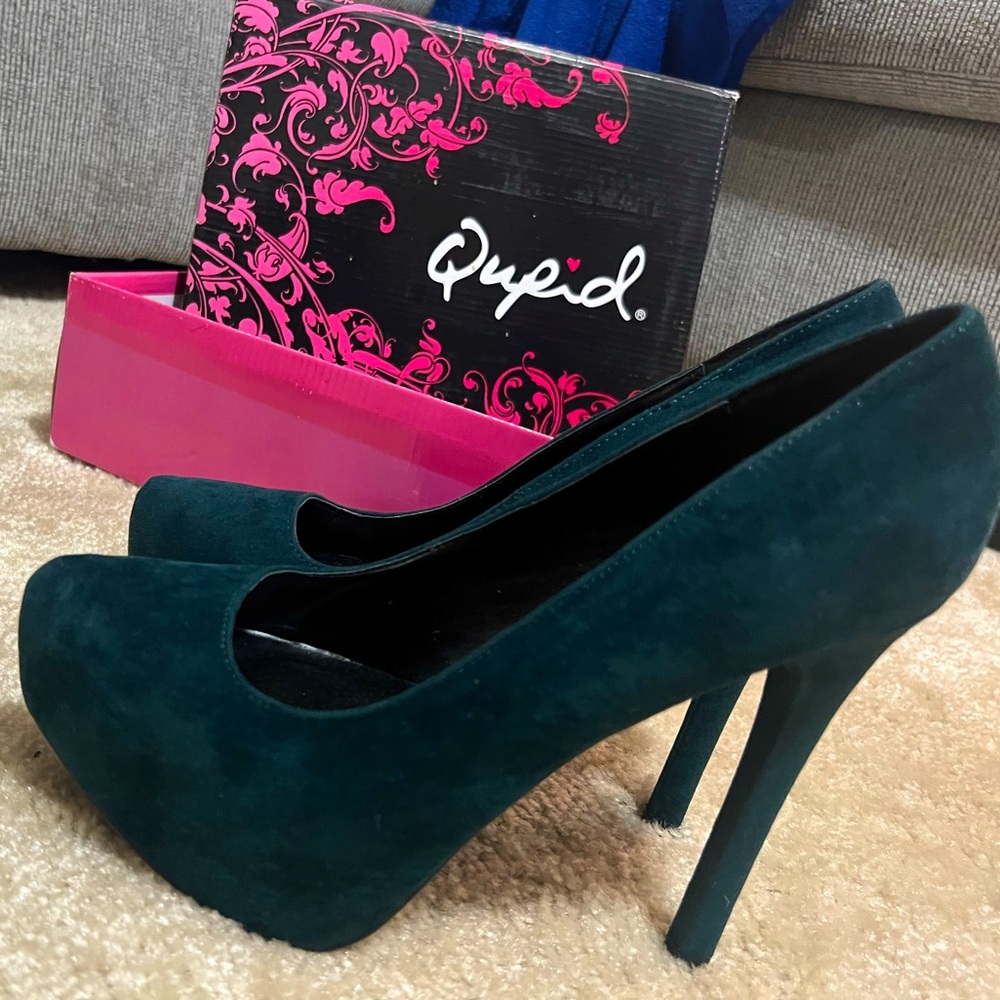 Cupid size 8.5 dark green velvet stiletto heels, Marquis velvet pumps NWT in box